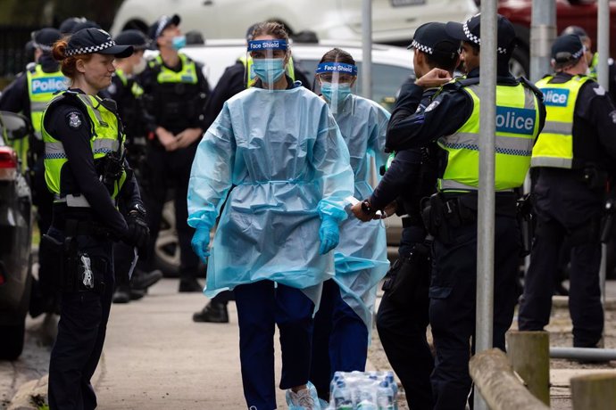 Un grupo de agentes de la Policía de Melbourne escolta a trabajadores sanitarios, durante la crisis del coronavirus.