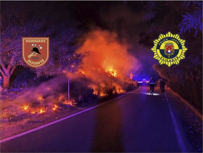 Los Bomberos Controlan Con Celeridad Un Incendio Esta Madrugada Junto A La Autovía A 70 Con Tres Focos Que Afecta A A Monte Bajo Y Matorrales En Alicante