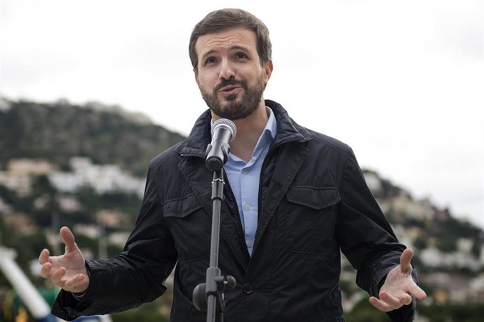 El presidente del PP, Pablo Casado, ofrece una rueda de prensa en la longa de Roses, en Girona, Catalunya (España), a 4 de diciembre. Casado ha viajado hasta allí para mantener una reunión con los presidentes de cofradías de pescadores.