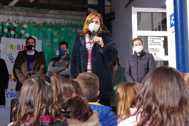 La consejera de Educación, Rosa Ana Rodríguez, con alumnos.