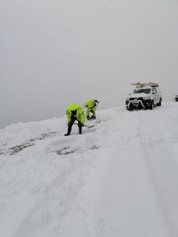 Trabajadores desplegados por Naturgy para reparar las incidencias en la red eléctrica que deja el temporal y la nieve en Galicia.