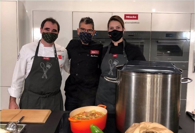 La marca alemana de electrodomésticos Miele ha organizado en el Miele Experience Center La Moraleja (Madrid) un nuevo cocinado solidario que ha contado con la colaboración del chef Paco Roncero, el pasado 2 de diciembere en Madrid