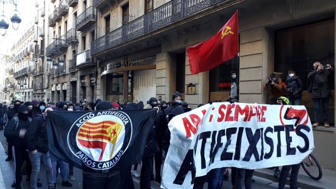 Una manifestació antifeixista amb unes 150 persones es dirigeix aquest diumenge al matí cap a la plaa Sant Jaume de Barcelona, on aquest migdia se celebrar un acte de Vox pel Dia de la Constitució.