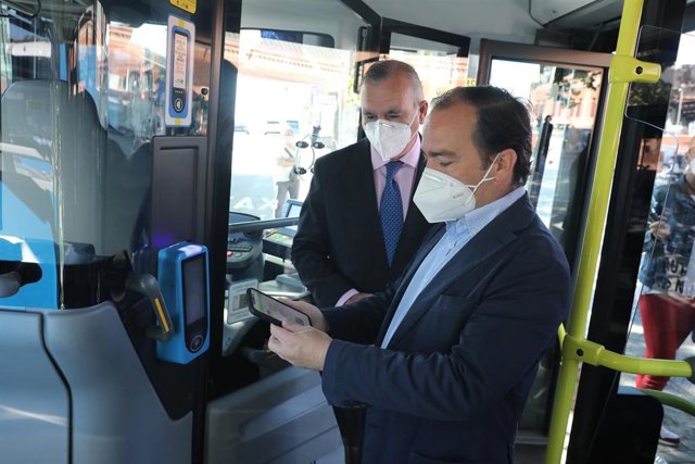 El delegado del Área de Medio Ambiente y Movilidad, Borja Carabante, efectúa un pago con el nuevo método mediante QR para el billete sencillo implantado en los autobuses de la EMT.