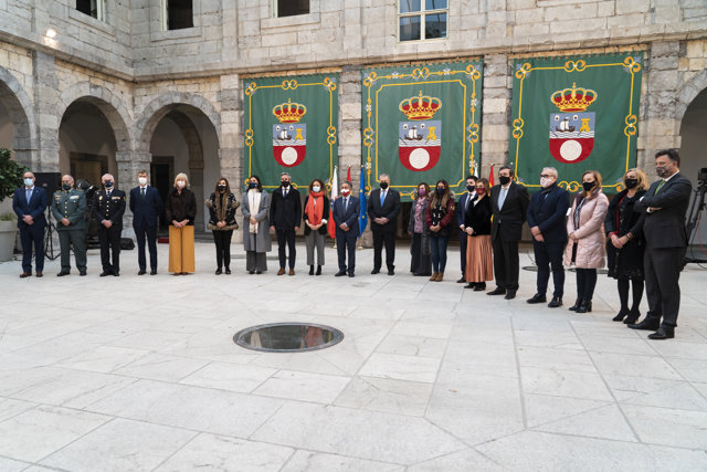 Las autoridades posan en el acto del 42 Aniversario de la Constitución
