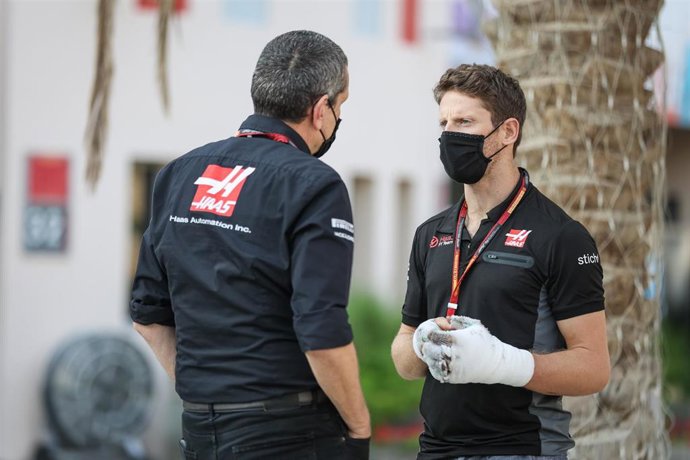 El piloto francés Romain Grosjean con el jefe de Haas, Guenther Steiner