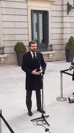 El líder del PP, Pablo Casado, atén els periodistes abans de participar en l'acte de 42 aniversari de la Constitució al Congrés. Madrid, 6 de desembre del 2020.