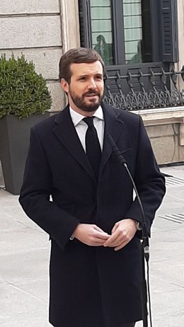 El líder del PP, Pablo Casado, atén els mitjans abans de participar en l'acte de 42 aniversari de la Constitució al Congrés. Madrid, 6 de desembre del 2020.