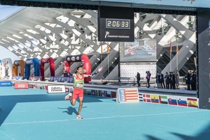 Ayad Lamdassem bate el récord de España de maratón en Valencia