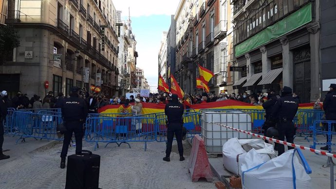 Un centenar de personas protesta cerca del Congreso pidiendo la dimisión del presidente del Gobierno, Pedro Sánchez