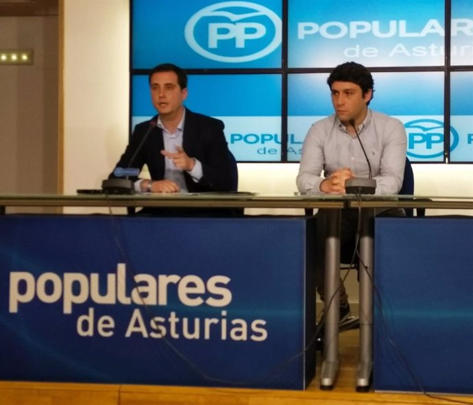 El presidente de Nuevas Generaciones de Asturias, a la derecha, junto al ex diputado David Medina.