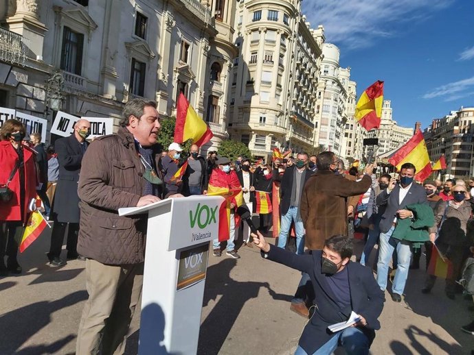Lectura del manifiesto en la concentración convocada por Vox en Valncia