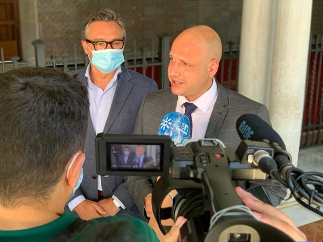 El portavoz adjunto del grupo parlamentario Vox en Andalucía, Rodrigo Alonso, atendiendo a los medios en una foto de archivo.