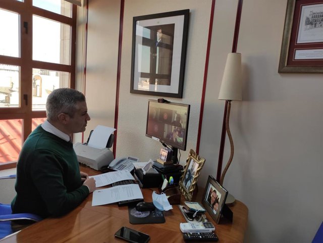 Reunión de Antonio Sutil con otros cargos