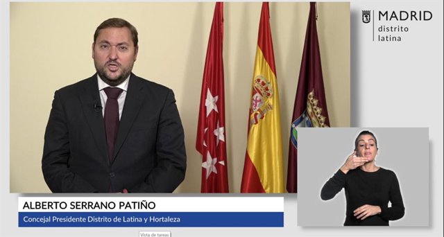 El concejal presidente de Latina, Alberto Serrano, durnate el homenaje a la Constitución española con una lectura inclusiva de la Carta Magna promovida por la Junta de Distrito