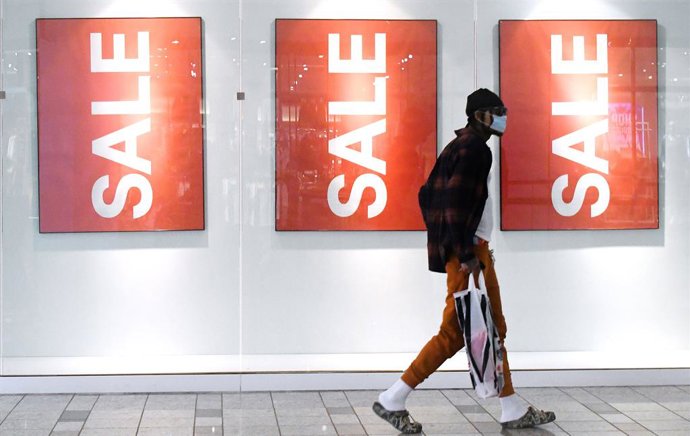 27 November 2020, US, Redondo Beach: AShopper walks through a mall during the Black Friday shopping sales. Photo: Keith Birmingham/Orange County Register via ZUMA/dpa