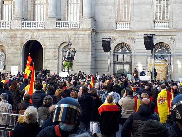 El president de Vox, Santiago Abascal, en un acte del partit a la plaa Sant Jaume de Barcelona pel Dia de la Constitució.