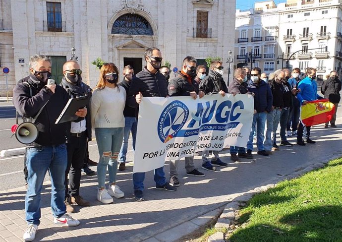 Concentración de la Asociación Unificada de Guardias Civiles (AUGC) de Valencia frente a la Delegación del Gobierno