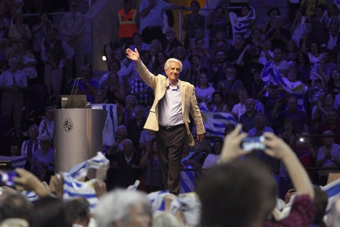 01 March 2019, Uruguay, Montevideo: Uruguayan President Tabare Vazquez greets supporters after his annual speech to the citizens about his government work. Photo: Mauricio Zina/SOPA Images via ZUMA Wire/dpa