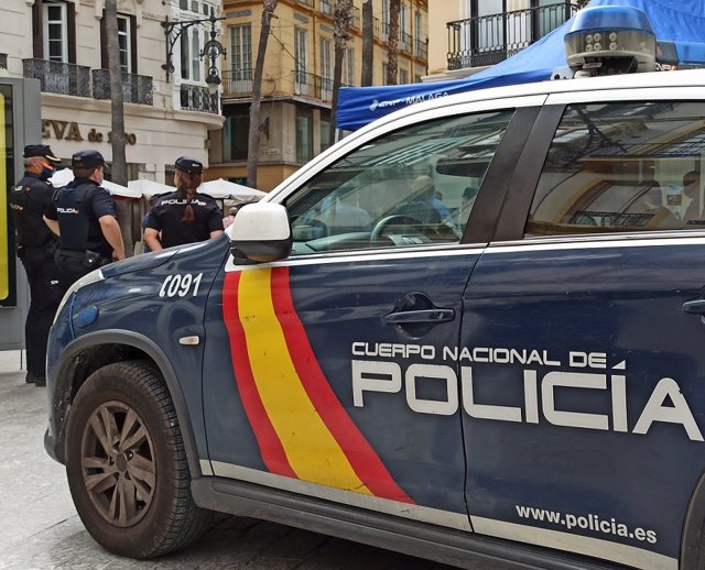 Agentes y vehículo de la Policía Nacional de Málaga