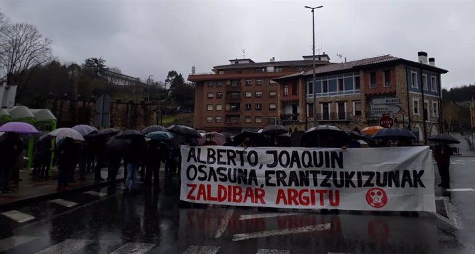 Manifestación de Zaldibar Argitu al cumplirse diez meses del derrumbe del vertedero.