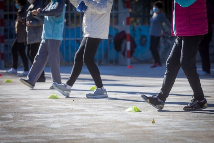 Zaragoza Deporte lanza un programa de andadas guiadas para personas mayores de 55 años.