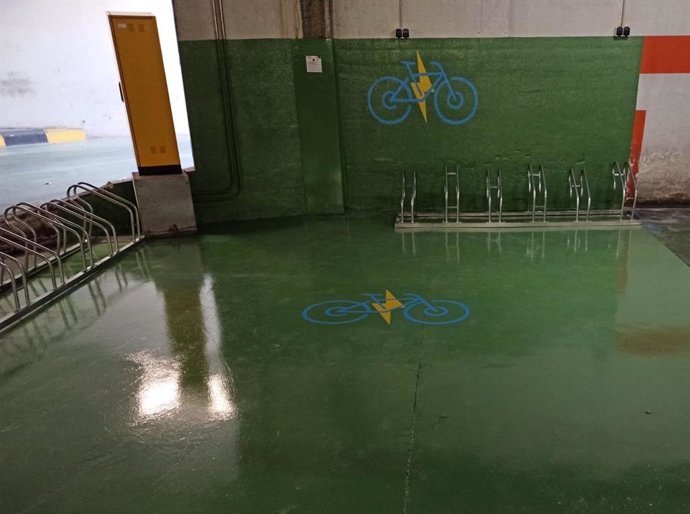 Plazas para estacionamiento de bicicletas eléctricas en el aparcamiento Avenida de Jaén.