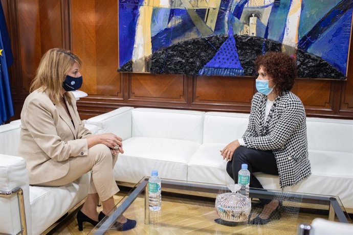 Encuentro institucional entre la presidenta de la Autoridad Portuaria de Huelva, Pilar Miranda, y la presidenta de la Diputación de Huelva, María Eugenia Limón.
