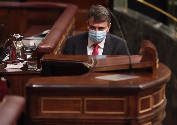 El portavoz del PNV en el Congreso de los Diputados, Aitor Esteban, momentos antes de intervenir durante una sesión plenaria en el Congreso de los Diputados, en Madrid (España) a 1 de octubre de 2020. 