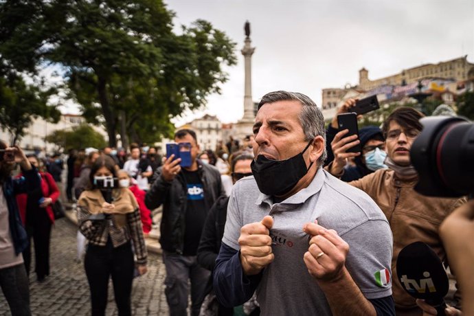 14 November 2020, Portugal, Lisbon: A protester wearing a face mask chants slogans during a protest against the restrictions on restaurants, nightclubs and small shops due to the Coronavirus (Covid 19) pandemic. Photo: Henrique Casinhas/SOPA Images via 