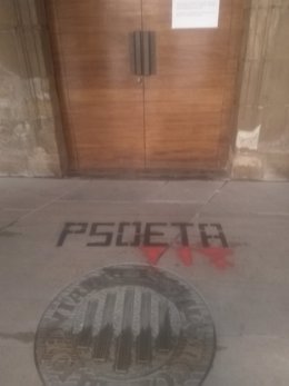 Pintada aparecida ante la puerta del Ayuntamiento de Viana contra el PSOE