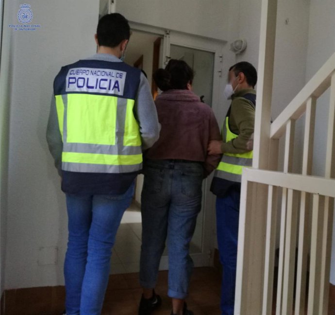 Agentes de la Policía detienen a la mujer presunta autora de robos en domicilios en Palma.