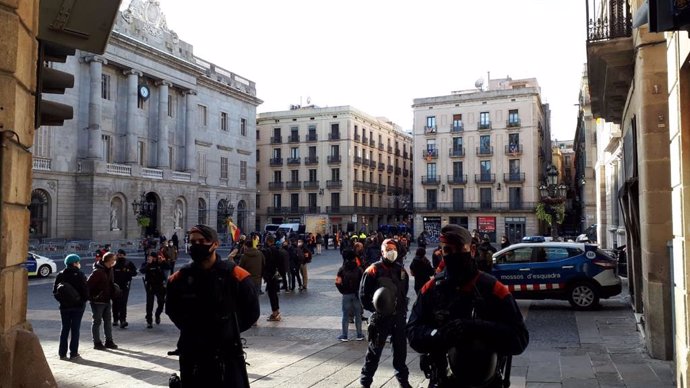Los Mossos d'Esquadra controlan los accesos a la plaza Sant Jaume de Barcelona, donde Vox ha organizado un acto por el Día de la Constitución.