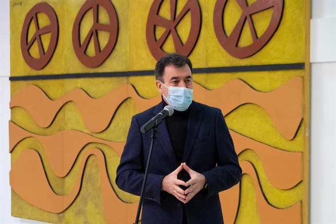 El conselleiro de Cultura, Educación e Universidade, Román Rodríguez, en la presentación del mural de Luís Seoane en la Cidade da Cultura.