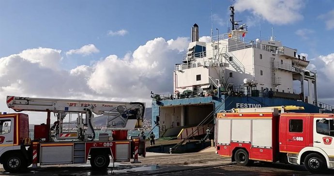 Rescatan en Melilla a tres polizones de una batea de chatarra procedente de Ceuta.