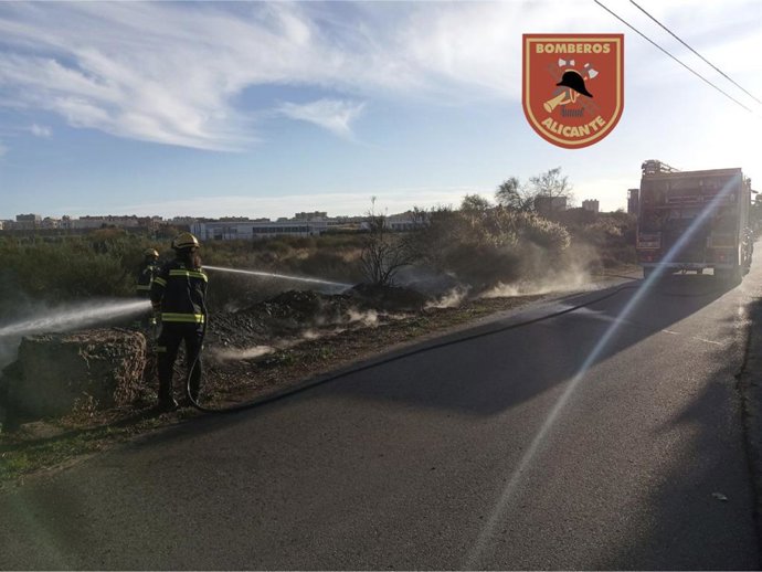 Bomberos en los trabajos de extinción del fuego