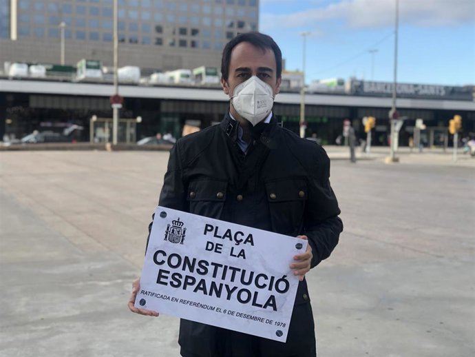 El portavoz del PP en el Ayuntamiento, Óscar Ramírez, defiende que la plaza de los Pasos Catalans pase a llamarse Plaza de la Constitución española.