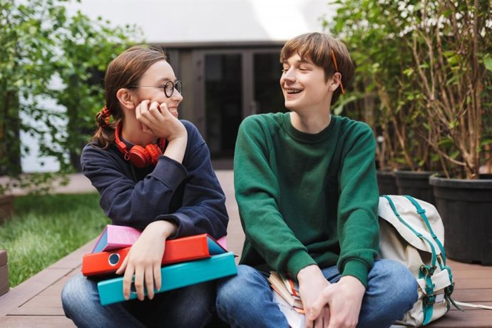 Pareja de jovenes  sonriendo