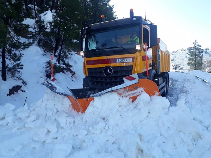 El Mitma activa los medios para hacer  frente a las nevadas previstas en Aragón.