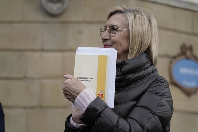 la cofundadora de UPyD, Rosa Díez, sostiene una copia de la Constitución en un acto público de Libres e Iguales en Bilbao (Euskadi/España) a 6 de diciembre de 2019.