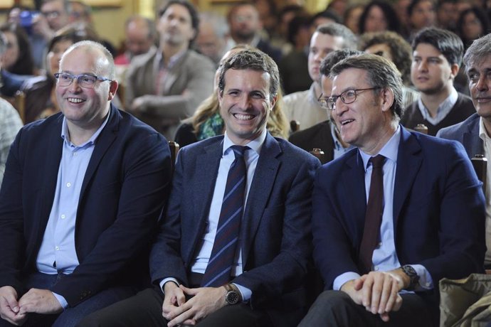 El secretario general del PPdG, Miguel Tellado; el presidente del Partido Popular, Pablo Casado; y el presidente de la Xunta de Galicia, Alberto Núñez Feijoo, en un acto del partido.