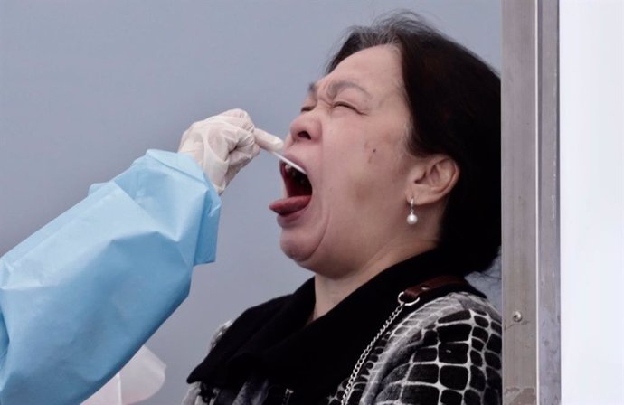 Una mujer se somete a una prueba de coronavirus en Hong Kong.