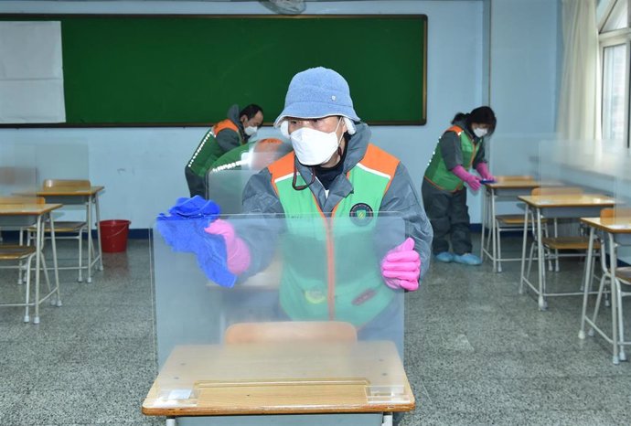 Personal de limpieza durante las labores de desinfección de una escuela de la ciudad de Seongnam, en el norte de Corea del Sur.