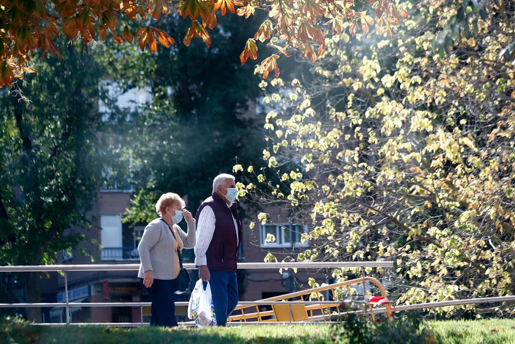 Dos ancianos caminan por un parque ubicado en Valleaguado, Coslada, Madrid (España), a 13 de octubre de 2020