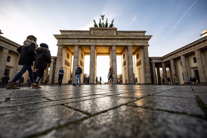 Ciudadanos paseando ante la Puerta de Brandenburgo, en Berlín