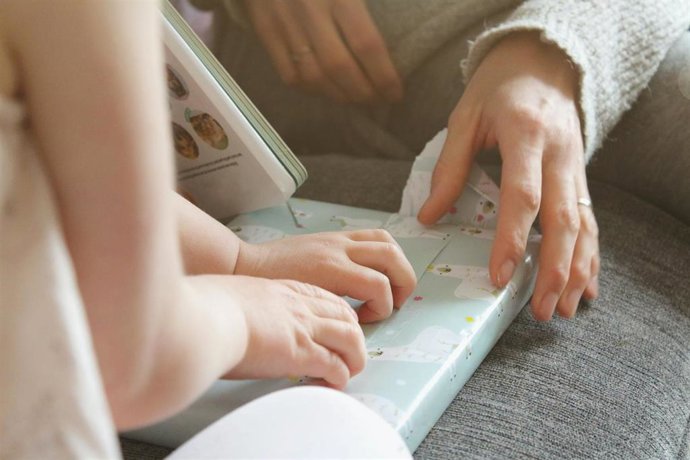 Niño abriendo regalos de navidad.