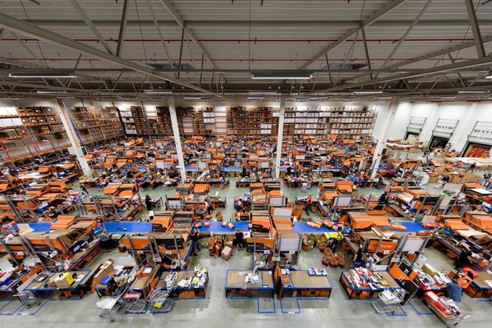 Almacén de AUTODOC en Szczecin: Los empleados del centro logístico en Szczecin han tenido mucho trabajo, los ingresos ya han superado los 600 millones de euros al final del tercer trimestre.