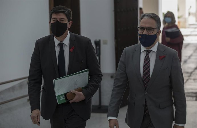 El vicepresidente de la Junta de Andalucía, Juan Marín (i), y el consejero de Presidencia, Elías Bendodo (d), en una imagen de archivo.