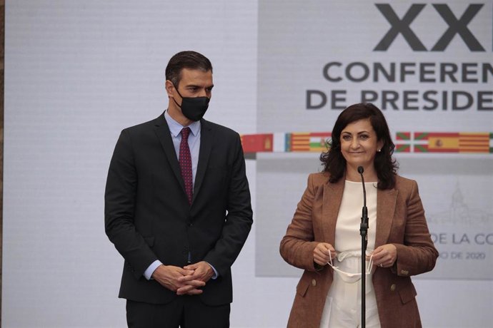 El presidente del Gobierno, Pedro Sánchez, escucha la intervención de la jefa del Ejecutivo de la Rioja, Concha Andreu, anfitriona de la conferencia, al inicio de la Conferencia de Presidentes.
