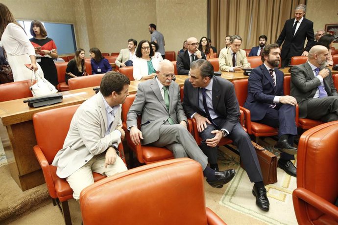 El diputado de Vox Agustín Rosety; el secretario general de Vox y concejal en el Ayuntamiento de Madrid, Javier Ortega-Smith, el portavoz de Vox en el Congreso, Iván Espinosa de los Monteros y el diputado Víctor Sánchez